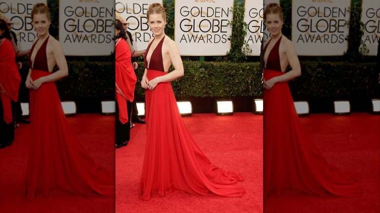 Amy Adams vestida de rojo en los Globos de Oro 2014.