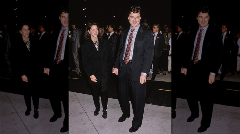 Jami Gertz y Tony Ressler tomados de la mano en un estreno