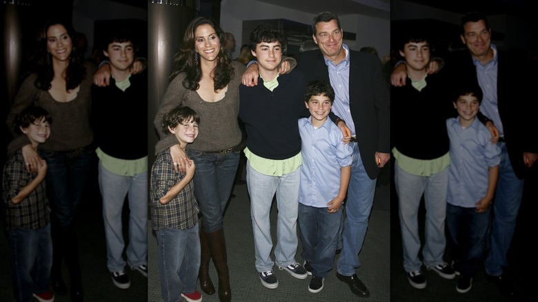 Jami Gertz y Tony Ressler posando con sus tres hijos