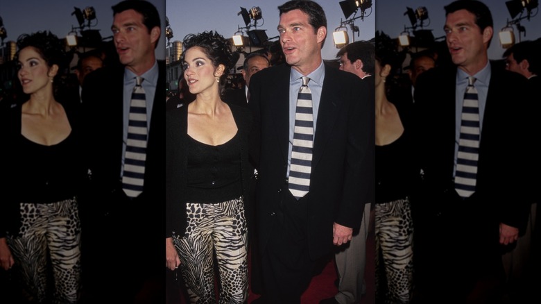 Jami Gertz y Tony Ressler tomados de la mano en un estreno