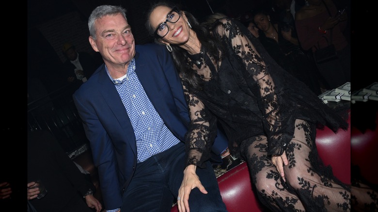 Jami Gertz y Tony Ressler posando juntos en una fiesta