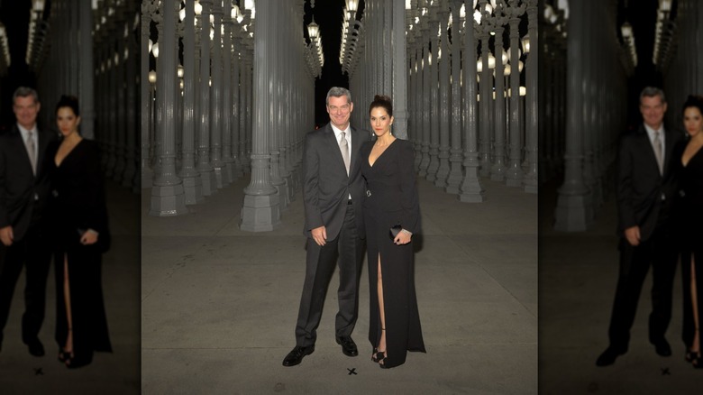 Jami Gertz y Tony Ressler posan juntos en una gala