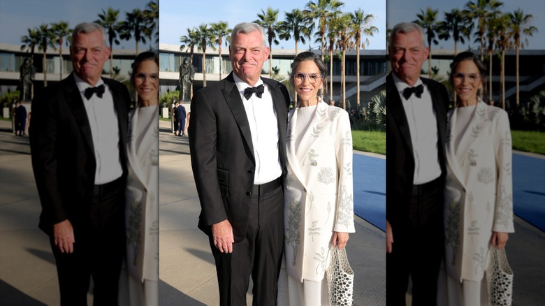 Jami Gertz y Tony Ressler posando en una gala