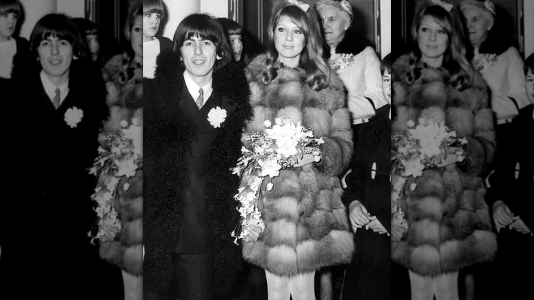 Pattie Boyd viste falda, abrigo y calcetines largos sentada en un banco