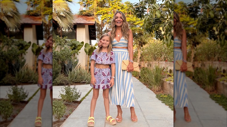 Sabrina Soto y su hija posan en conjuntos de dos piezas de inspiración tropical al aire libre en un lugar soleado.