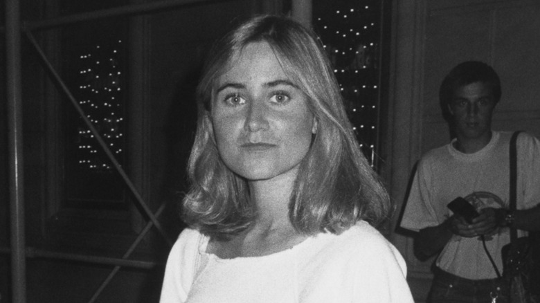 Maureen McCormick con un traje blanco y cabello corto en Midtown Manhattan en 1985