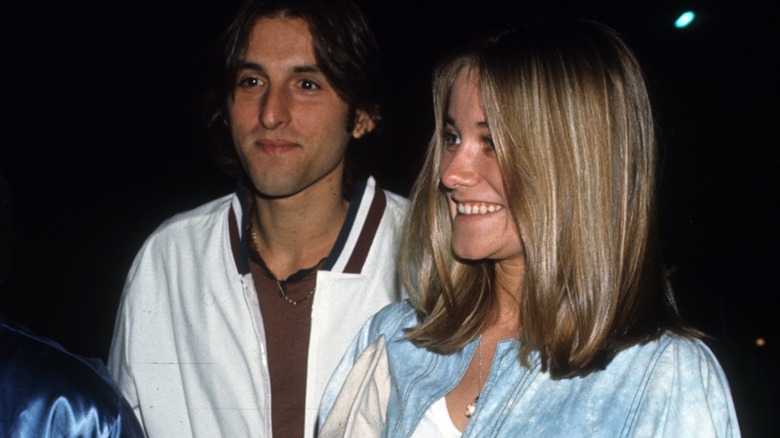 Chris Mancini y Maureen McCormick llegan a un evento en 1977