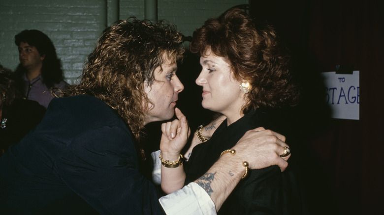 Ozzy Osbourne y Sharon Osbourne mirándose