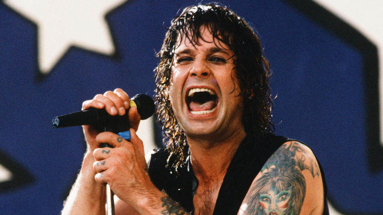 Ozzy Osbourne cantando ante un micrófono