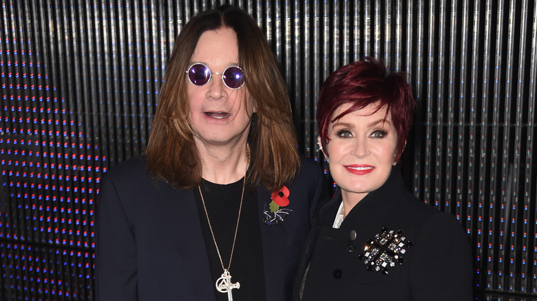 Ozzy Osbourne y Sharon Osbourne posan juntos