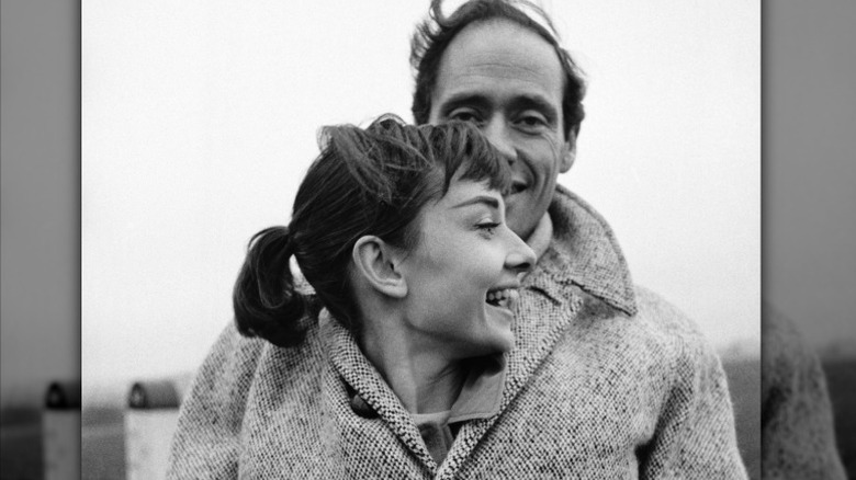 Audrey Hepburn se acerca a su marido Mel Ferrer en 1956