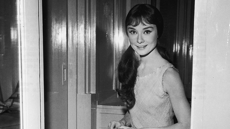 Audrey Hepburn sonríe para una fotografía a finales de los años 50