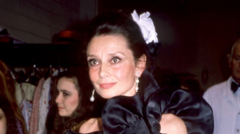 Audrey Hepburn con recogido y flor blanca en el pelo