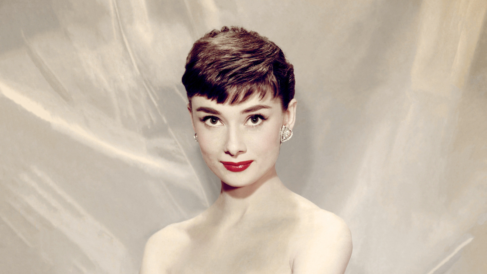 8 fotos retrospectivas de Audrey Hepburn con peinados diferentes a los de su estilo característico