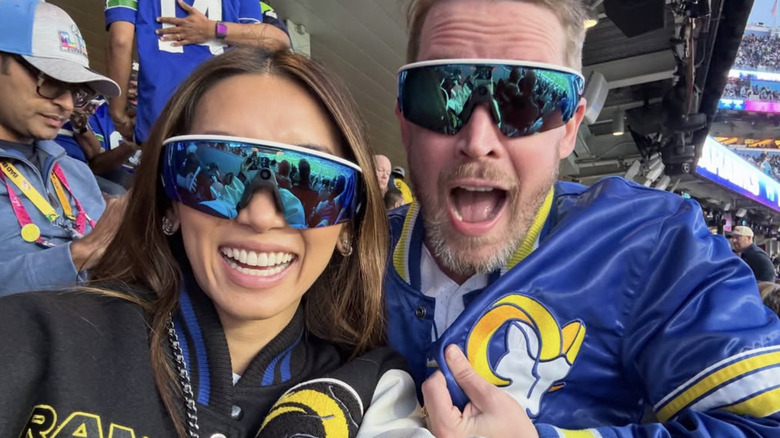 Brenda Song y Macaulay Culkin con gafas de sol Oakley Meta a juego en el Super Bowl 2026