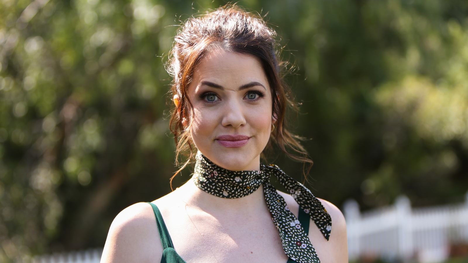 La estrella de Hallmark, Julie Gonzalo, luce impresionante en varios colores de cabello diferentes