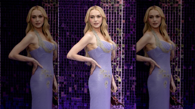 Lindsay Lohan posando con una mano en la cadera