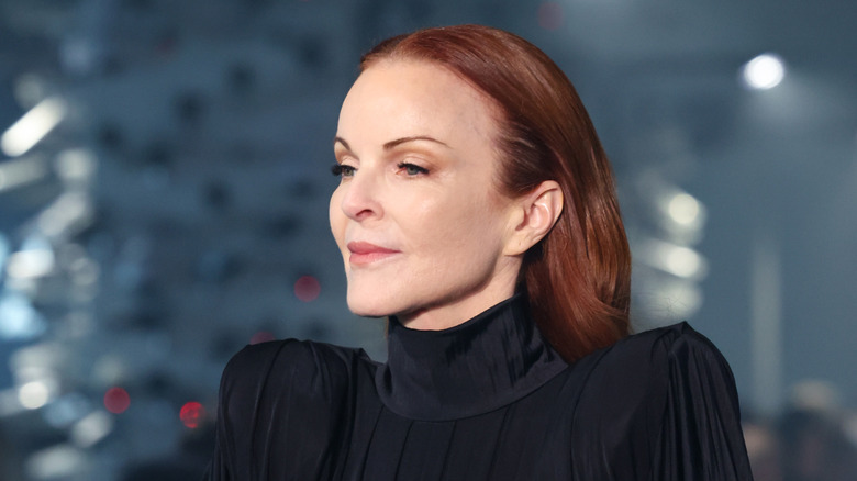 Marcia Cross luce un vestido negro en el desfile de Vetements Otoño/Invierno 2024