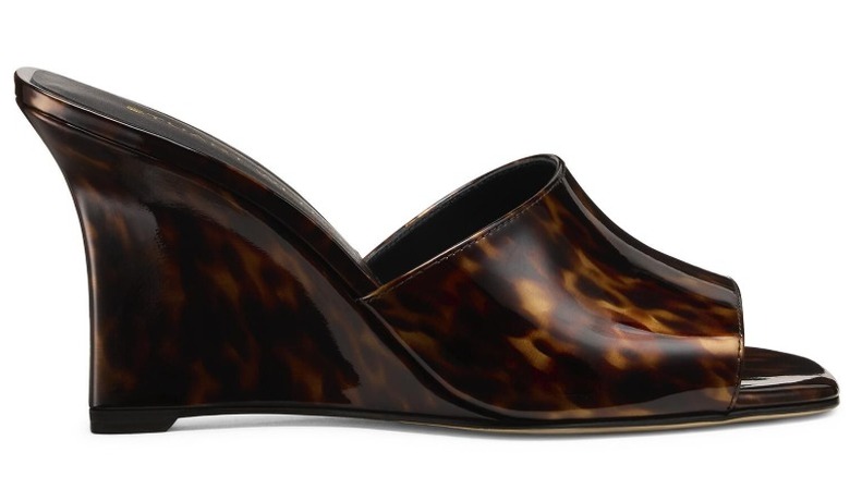 El mule con cuña Vinnie en carey de Stuart Weitzman