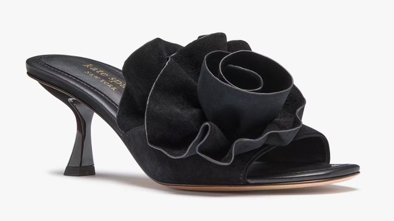 Sandalia de tacón Kate Spade Flourish con roseta negra