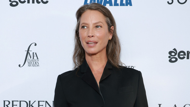 Christie Turlington con un blazer negro