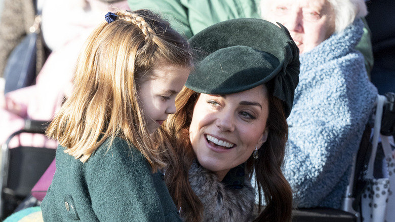 La princesa Charlotte sonriendo con su mamá Kate Middleton