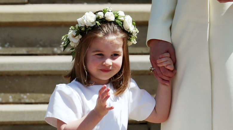 La princesa Charlotte sonríe con un vestido blanco