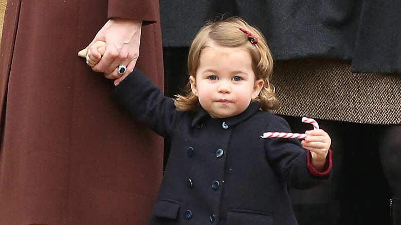 Princesa Charlotte sosteniendo un bastón de caramelo