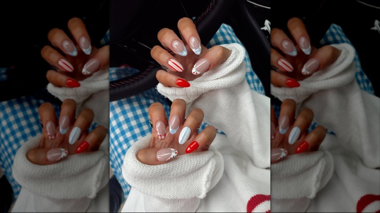 Uñas con diseños diferentes en cada dedo.