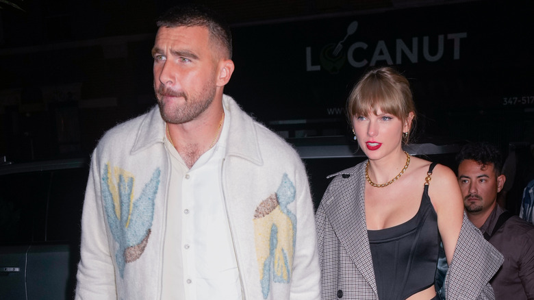Travis Kelce y Taylor Swift aparecen en la foto caminando de la mano durante una excursión por la ciudad de Nueva York.