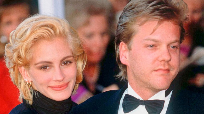 Julia Roberts con el pelo corto y rubio y Kiefer Sutherland con esmoquin en los Premios de la Academia de 1990.