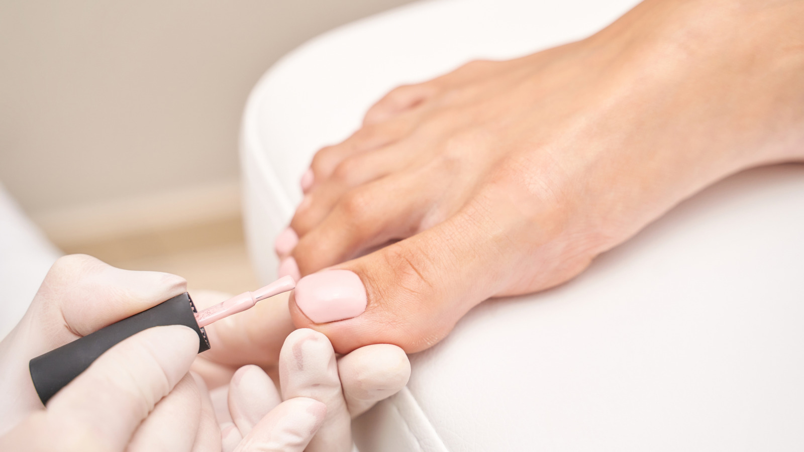 5 colores de pedicura perfectos para mujeres mayores
