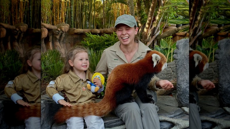 Bindi Irwin con su hija Grace y un panda rojo