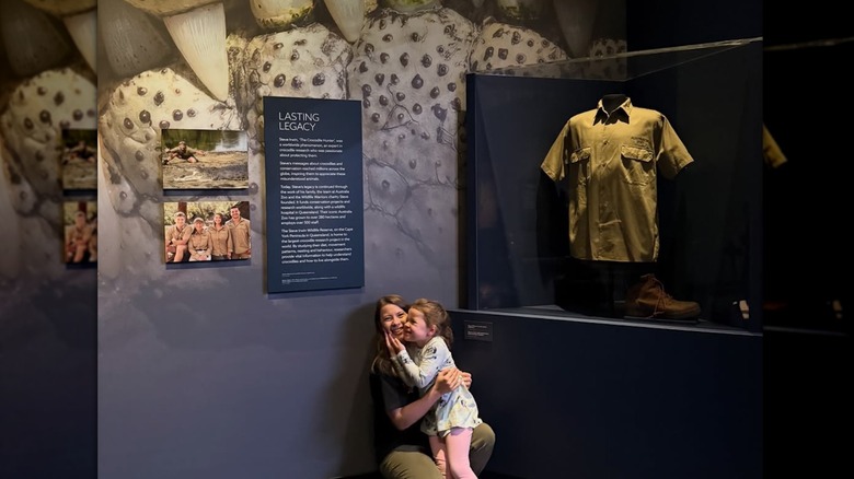 Bindi Irwin abrazando a su hija Grace frente a la camisa de Steve Irwin