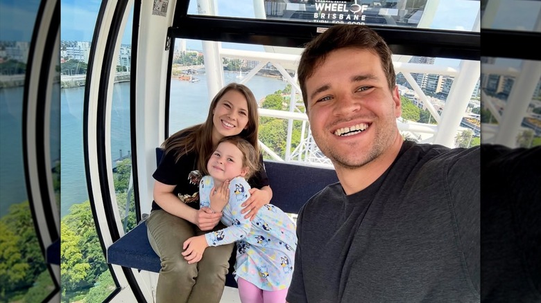 Bindi Irwin y Chandler Powell con Grace en la rueda de Brisbane