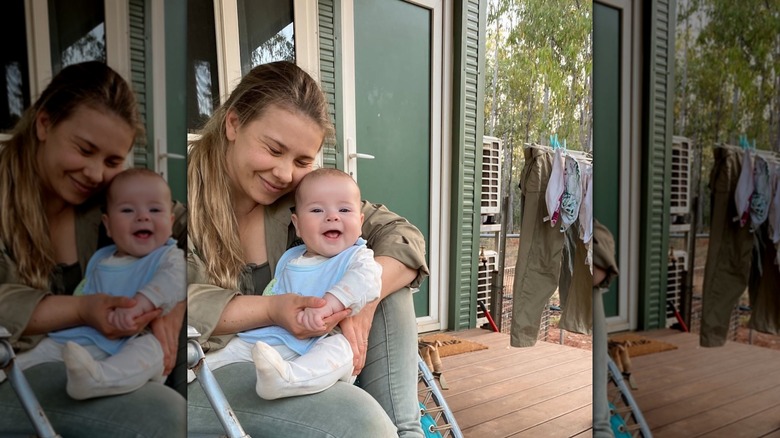 Bindi Irwin abrazando a su hija Grace cuando era bebé