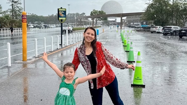 Bindi Irwin con Grace bajo la lluvia afuera de Epcot