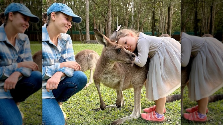 Bindi Irwin y Grace abrazando a un canguro