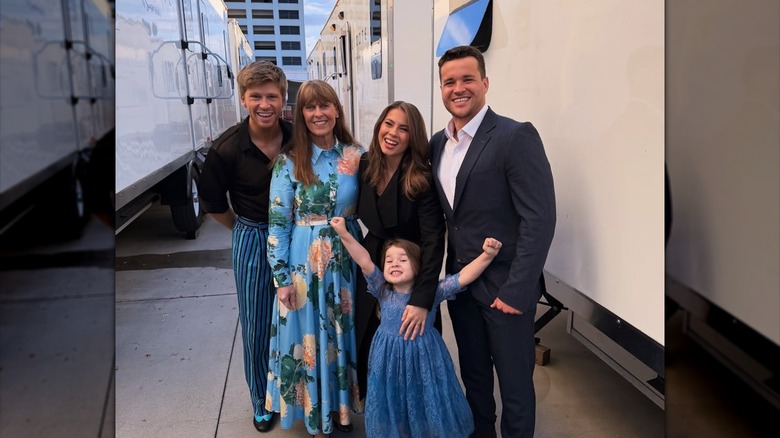 Bindi Irwin, Chandler Powell, Robert Irwin y Grace afuera 