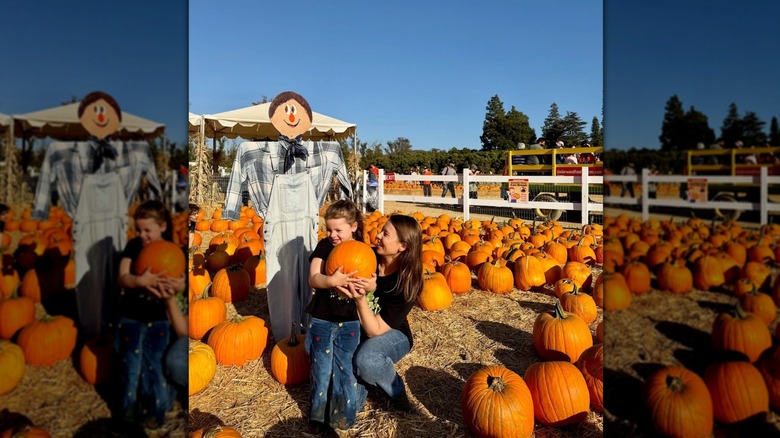 Bindi Irwin abrazando a su hija Grace en un huerto de calabazas