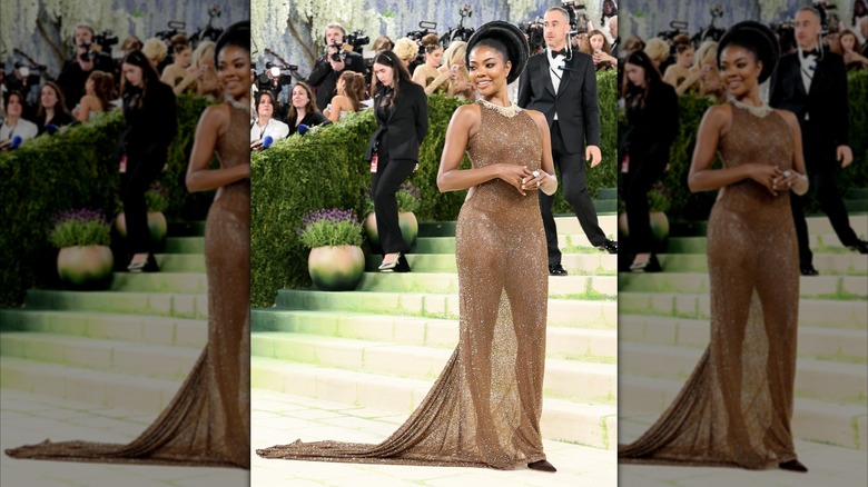 Gabrielle Union sonríe con un vestido marrón brillante