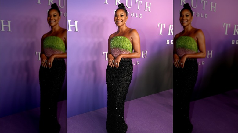 Gabrielle Union con un vestido sin mangas verde, rosa y negro