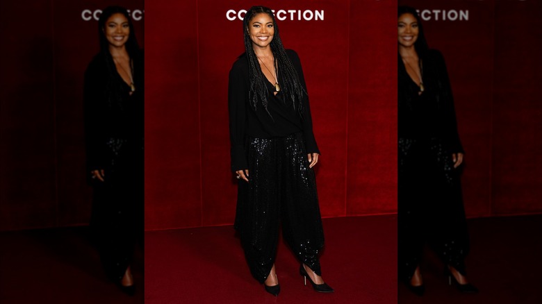 Gabrielle Union con chaqueta negra y pantalones fluidos