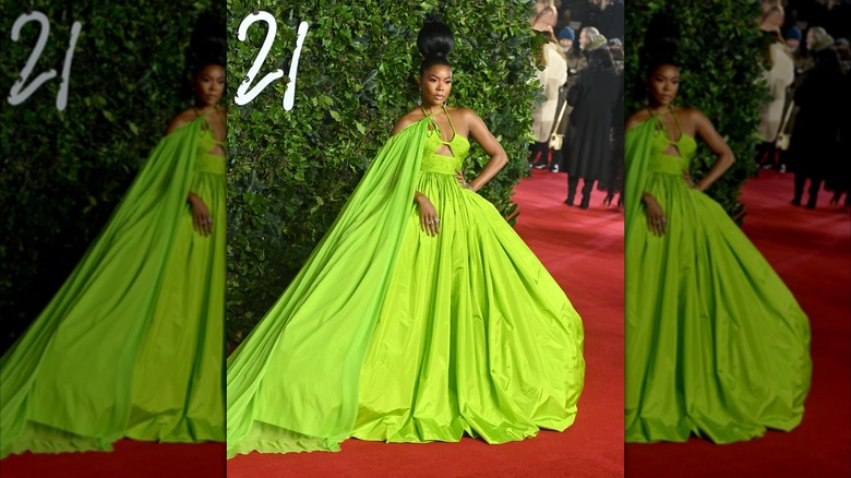 Gabrielle Union con un vestido verde con capa a juego