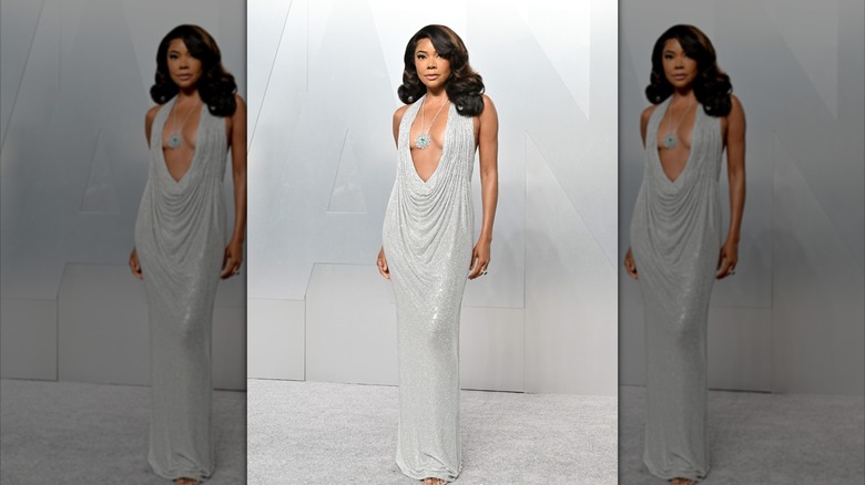 Gabrielle Union con un vestido plateado escotado