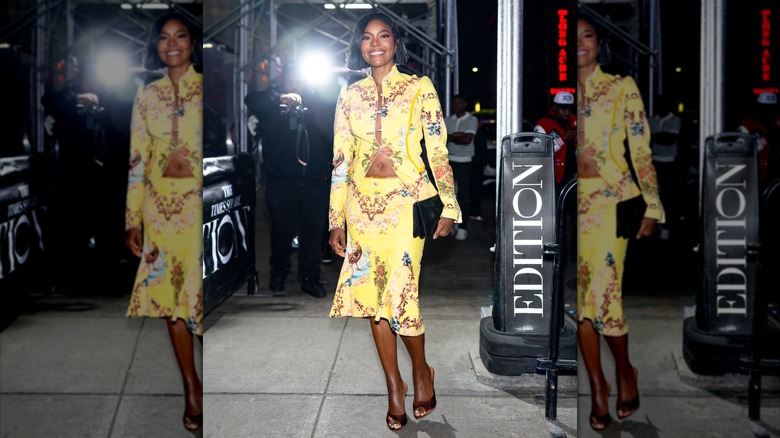 Gabrielle Union con chaqueta y falda amarillas