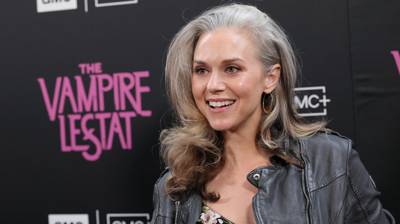 Hilarie Burton sonriendo con una chaqueta de cuero negra en el estreno de The Vampire Lestat