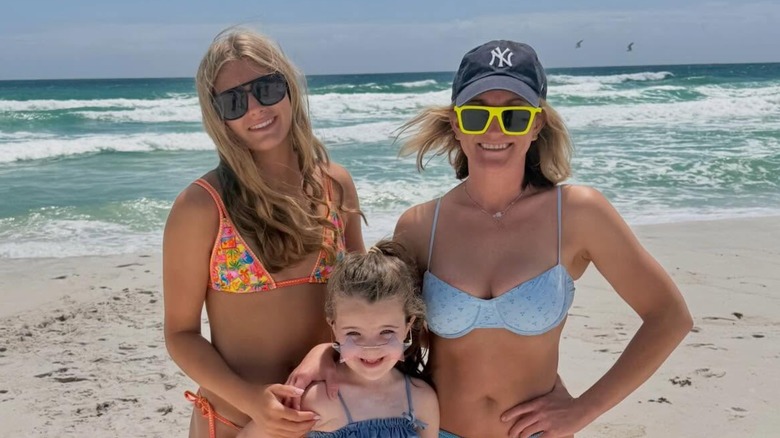 Maddie, Ivey y Jamie Lynn Spears sonriendo juntos en la playa