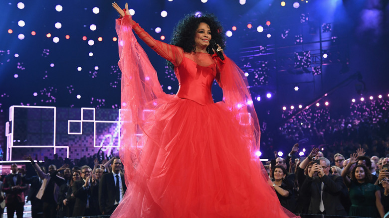 Diana Ross luce un vestido rojo a capas en los Premios Grammy 2019