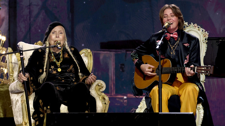 Joni Mitchell y Brandi Carlile actuando en los Grammy 2024